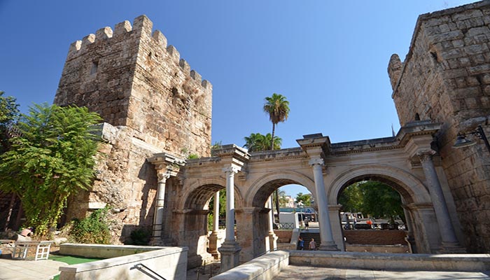 معماری دروازه هادریانوس انتالیا1